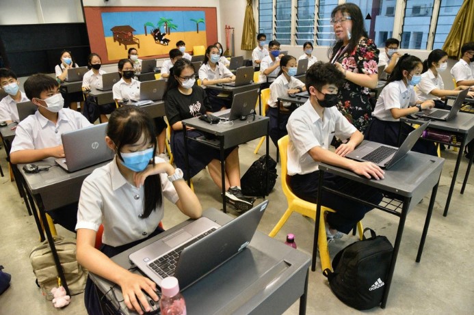 Trường học Singapore cấm dùng điện thoại