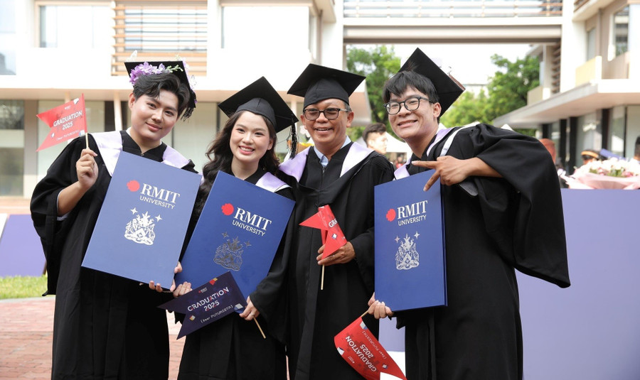 Vá 'lỗ hổng' bằng quốc tế