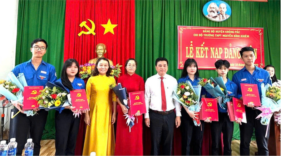 Hành trình từ 'hạt giống đỏ' đến đảng viên vừa 'hồng' vừa 'chuyên'