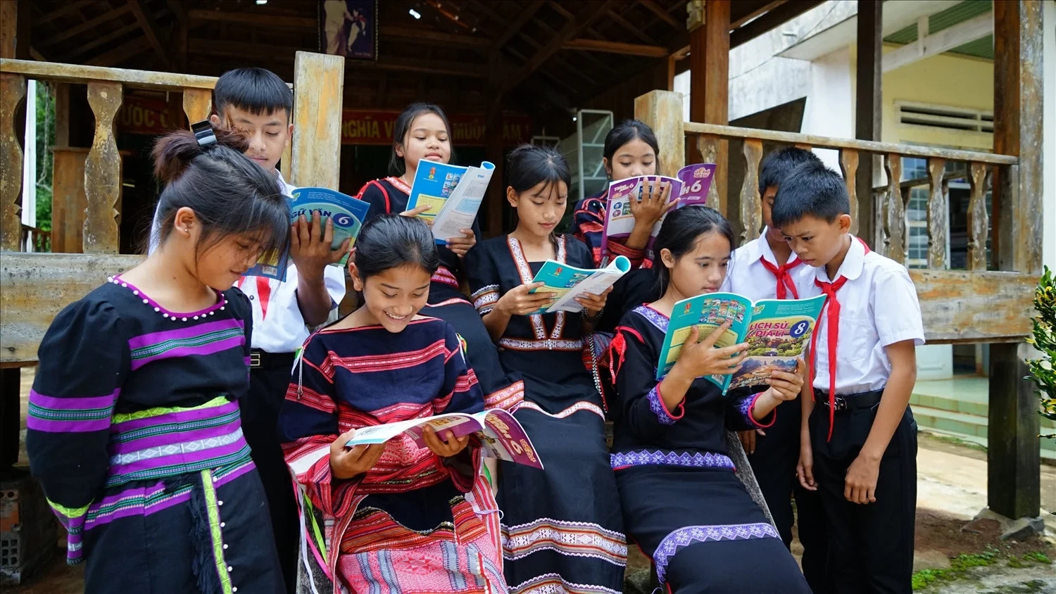 Đề xuất loạt chính sách hỗ trợ đặc biệt cho học sinh dân tộc thiểu số rất ít người